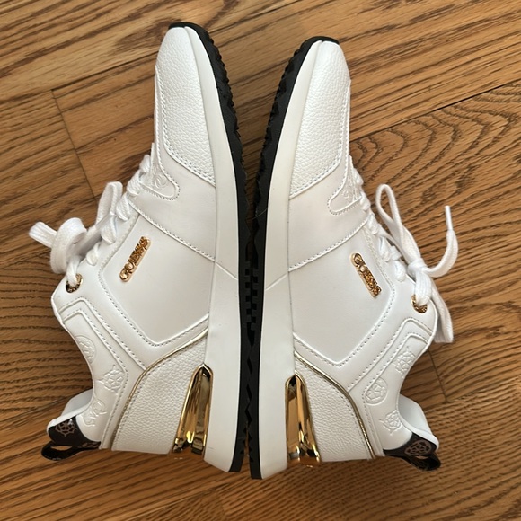 NWOT. Guess Woman’s “Kaddy” White Leather Sneakers with Gold Details. Size 8.5 - Picture 7 of 8